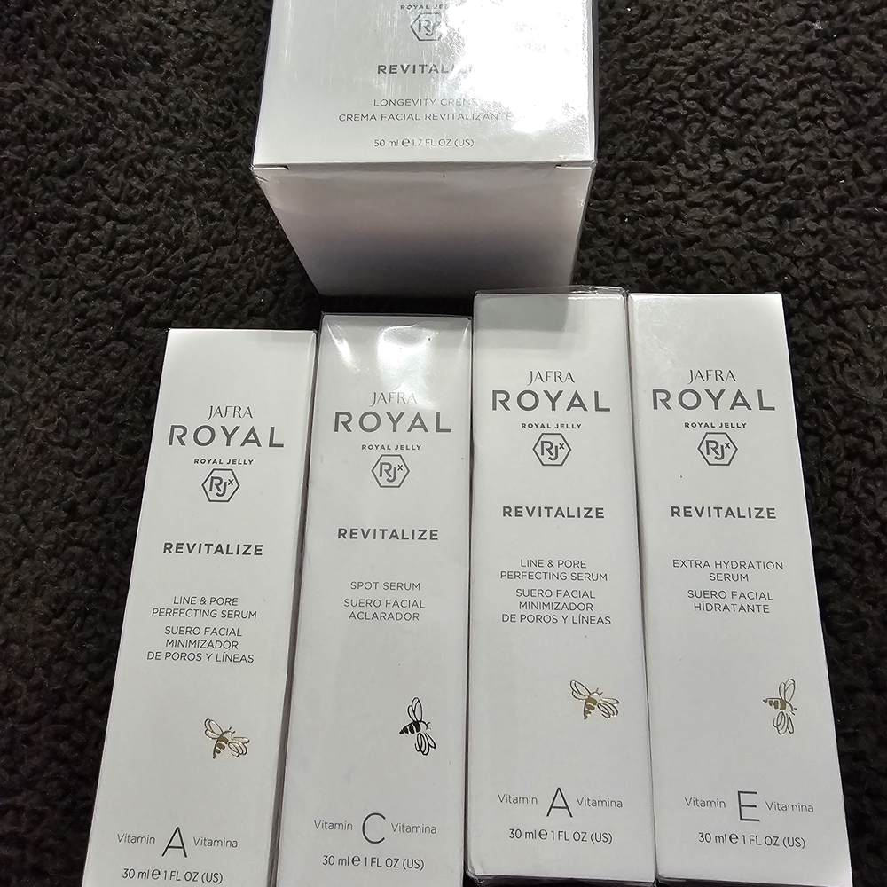 JAFRA Royal Revitalize Skincare Set - White